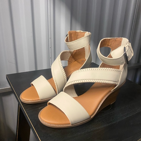 Elegant Cream Wedge Sandals - Picture 1 of 2